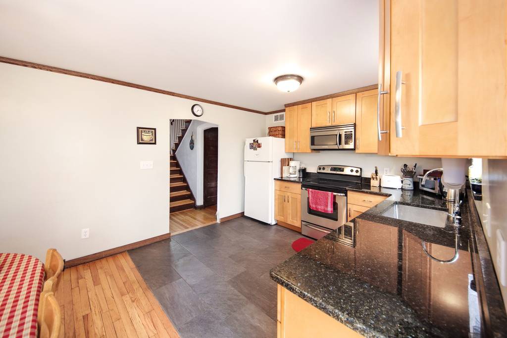 House for rent - Kitchen with granite countertops
